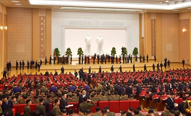 북한, 9차 노동당 대회 대표수여식 진행