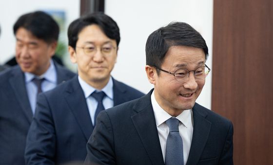 취재진과 인사 나누는 한병도 원내대표