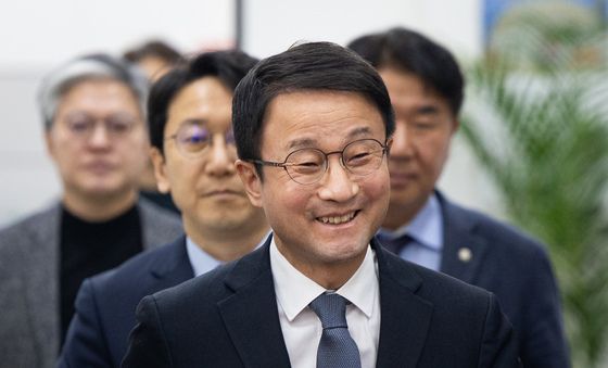 미소 짓는 한병도 민주당 원내대표