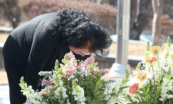 딸 이름 부르며 오열하는 어머니