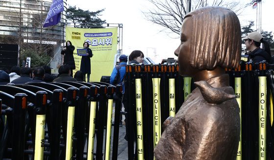 수요시위 지켜보는 소녀상