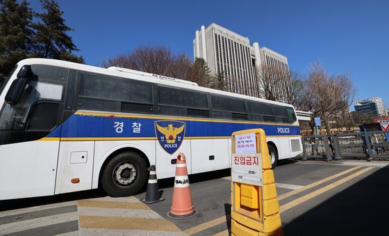 경찰 차벽 설치된 법원 정문