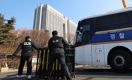 윤석열 내란 선고 앞두고 통제되는 법원