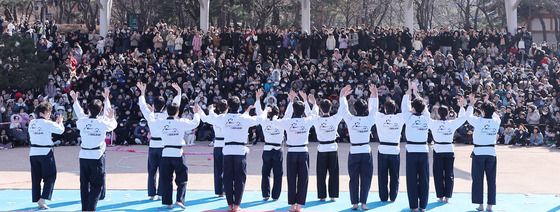설맞이 인파로 북적이는 남산골 한옥마을