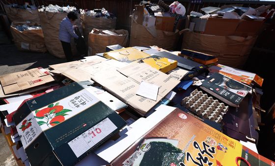 명절 동안 쌓인 선물세트 포장재