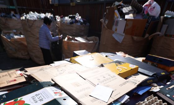 분리수거장에 가득한 명절 선물세트 포장재