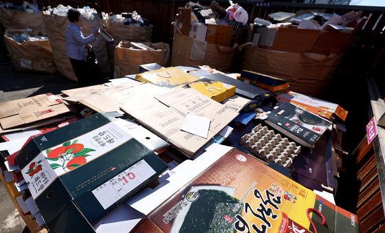 분리수거장에 쌓인 명절선물 포장재