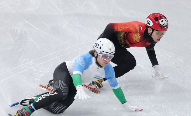 우즈벡 선수와 충돌하는 린샤오쥔