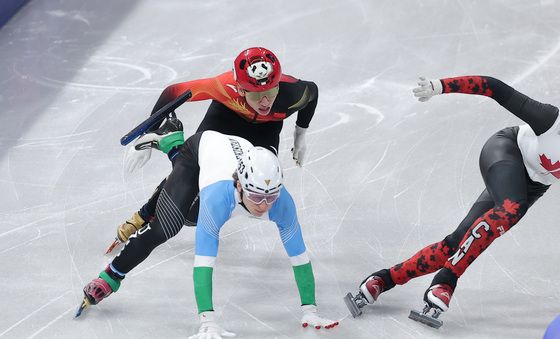 우즈벡 선수와 충돌하는 린샤오쥔