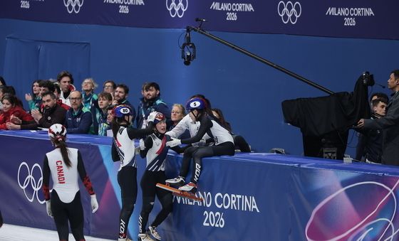 쇼트트랙 첫 금…여자 계주, 8년 만에 정상 탈환