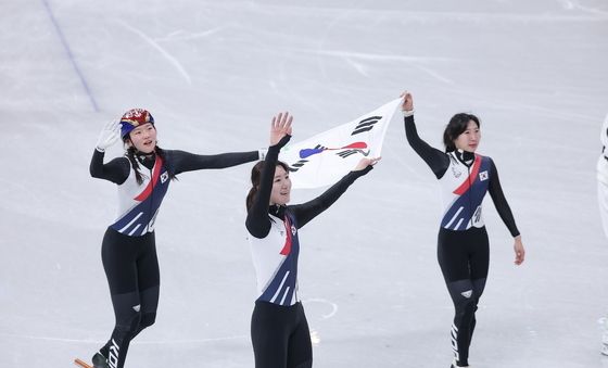 기뻐하는 쇼트트랙 여자 대표팀