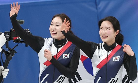 응원 온 팬들 향해 인사하는 최민정과 김길리