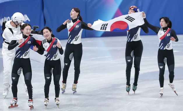 금빛 세리머니 펼치는 여자 쇼트트랙 대표팀