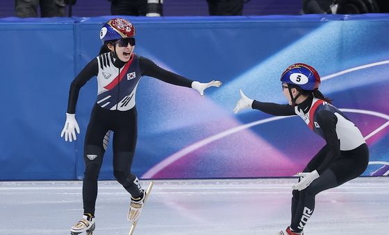 최민정과 기쁨 나누는 김길리