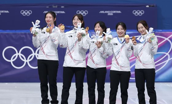 포디움 가장 높은 곳 오르는 쇼트트랙 여자 대표팀