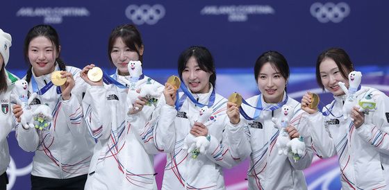 금메달 든 쇼트트랙 여자 대표팀