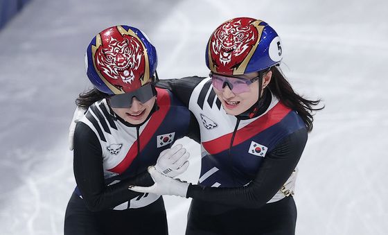금메달 기쁨 나누는 김길리·최민정