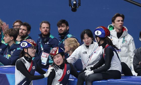 쇼트트랙 첫 금메달 신고하는 여자 대표팀