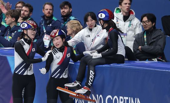 쇼트트랙 첫 금메달 신고하는 여자 대표팀