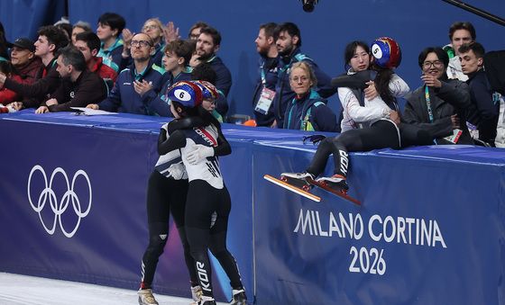 포옹하는 쇼트트랙 여자 대표팀