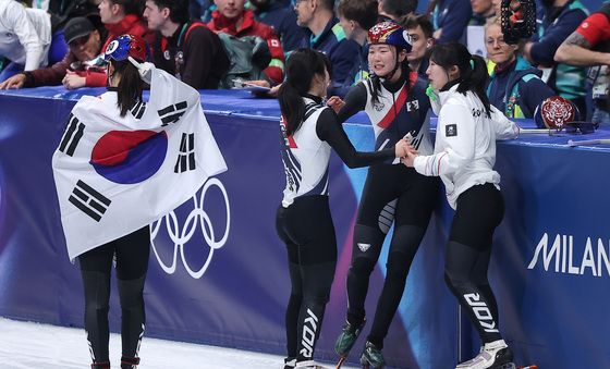김길리와 기쁨 나누는 심석희
