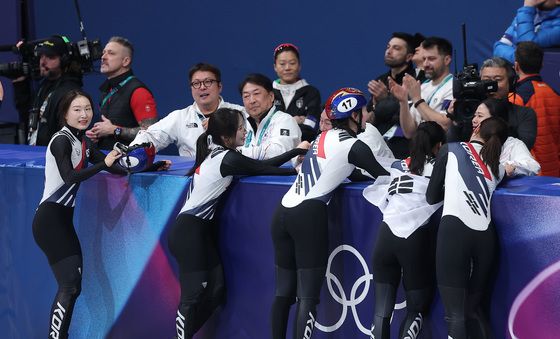 코칭 스태프와 기쁨 나누는 쇼트트랙 여자 대표팀