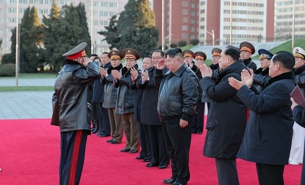 北, 당대회 앞두고 軍 행사 개최…김정은, 총참모장에 증정서 전달