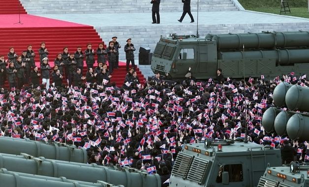 北, 평양서 9차 당대회 계기 '방사포 증정식' 개최…주민들 환호