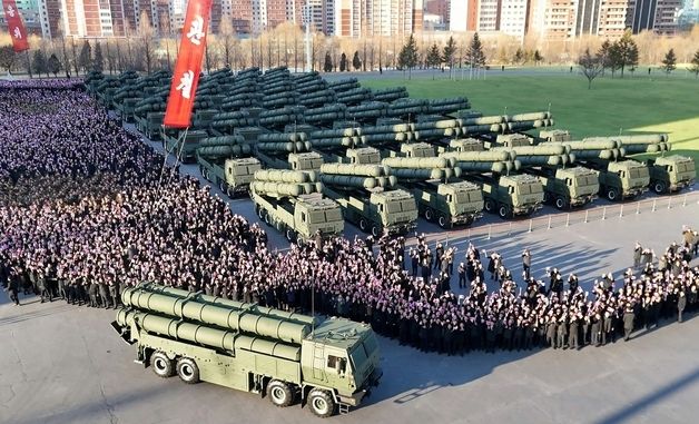 평양 광장에 도열한 北 600㎜대구경방사포