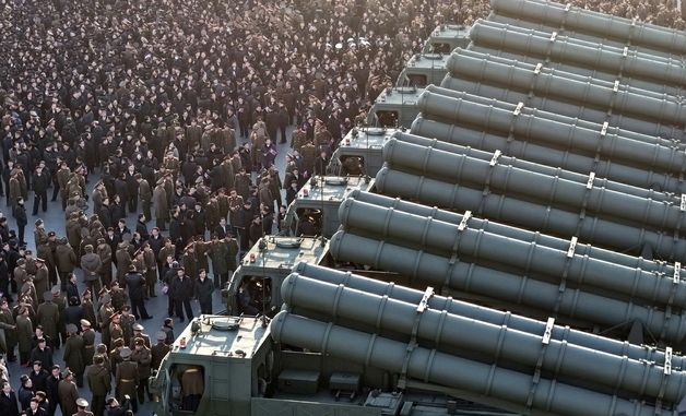 제9차 당대회 앞둔 北, 600㎜ 대구경방사포 증정식