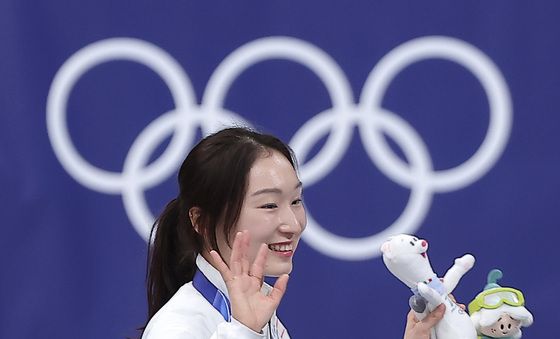 역사 쓴 최민정, 올림픽 개인통산 6번째 메달