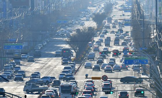 일터로 가는 차량 행렬