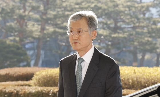 출근하는 조희대 대법원장