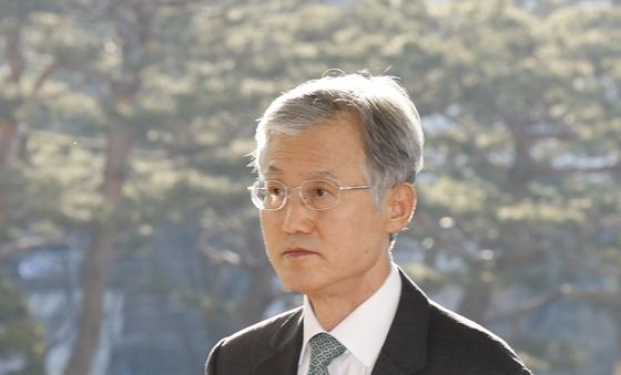 굳은 표정으로 출근하는 조희대 대법원장