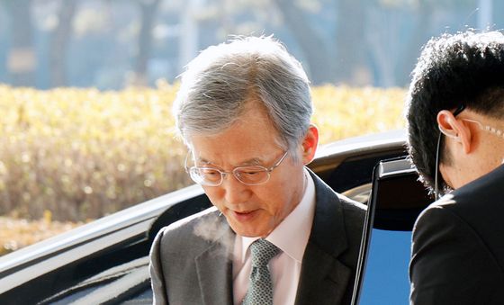 차량에서 내리는 조희대 대법원장