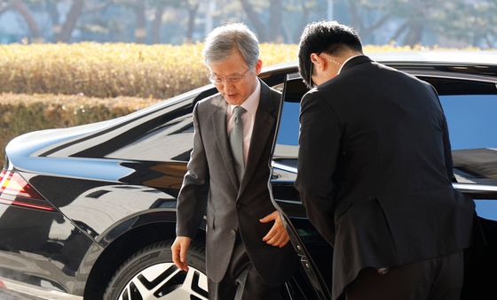 설 연휴 마치고 출근하는 조희대 대법원장