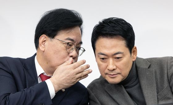 최고위서 대화 나누는 장동혁·송언석