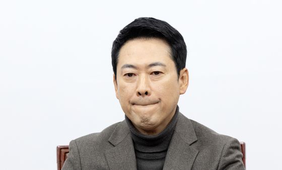 입 앙다문 장동혁 대표