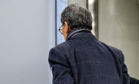 '발달장애인 성적 학대 의혹' 색동원장 영장심사 출석