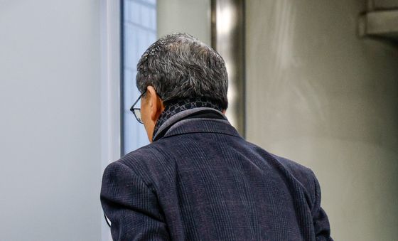 '발달장애인 성적 학대 의혹' 색동원장 영장심사 출석