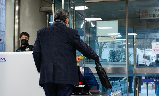 발달장애인 성적 학대 의혹, 색동원장 영장실질심사 출석