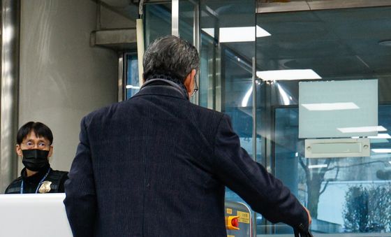 발달장애인 성적 학대 의혹, 색동원장 영장실질심사 출석