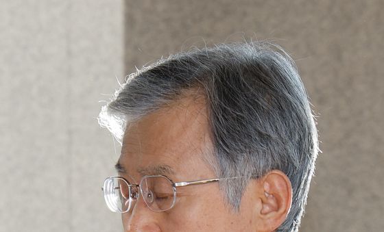 출근하는 조희대 대법원장