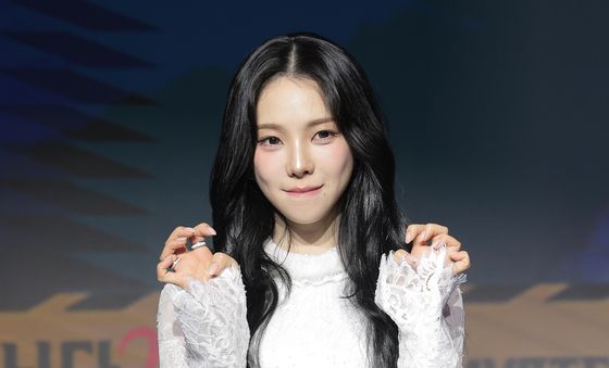 에스파 카리나, 짧은 치마 입고 '애교 플러팅'