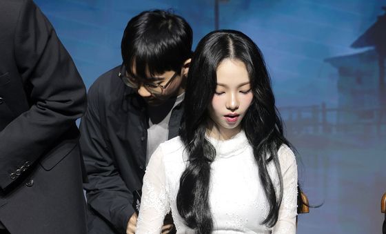 카리나, 무릎 담요로 노출 사수