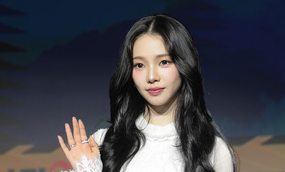 포즈 취하는 카리나