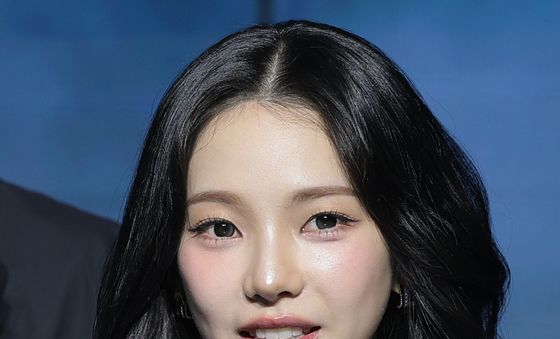 인사말 하는 에스파 카리나