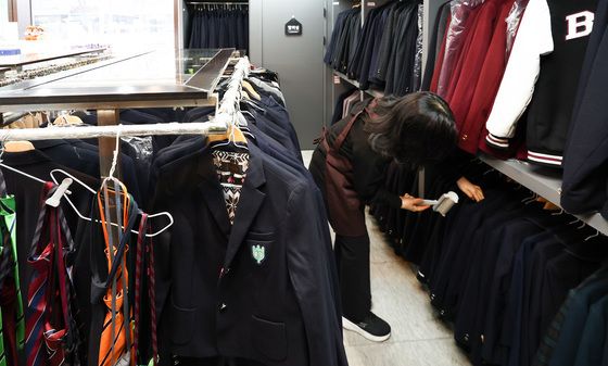 정부, 새학기 '교복값' 정조준