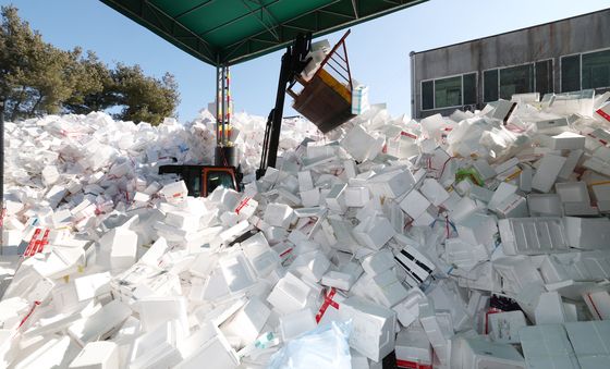 설 연휴 지나고 산 처럼 쌓인 스티로폼