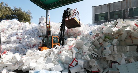 한가득 쌓인 재활용 쓰레기